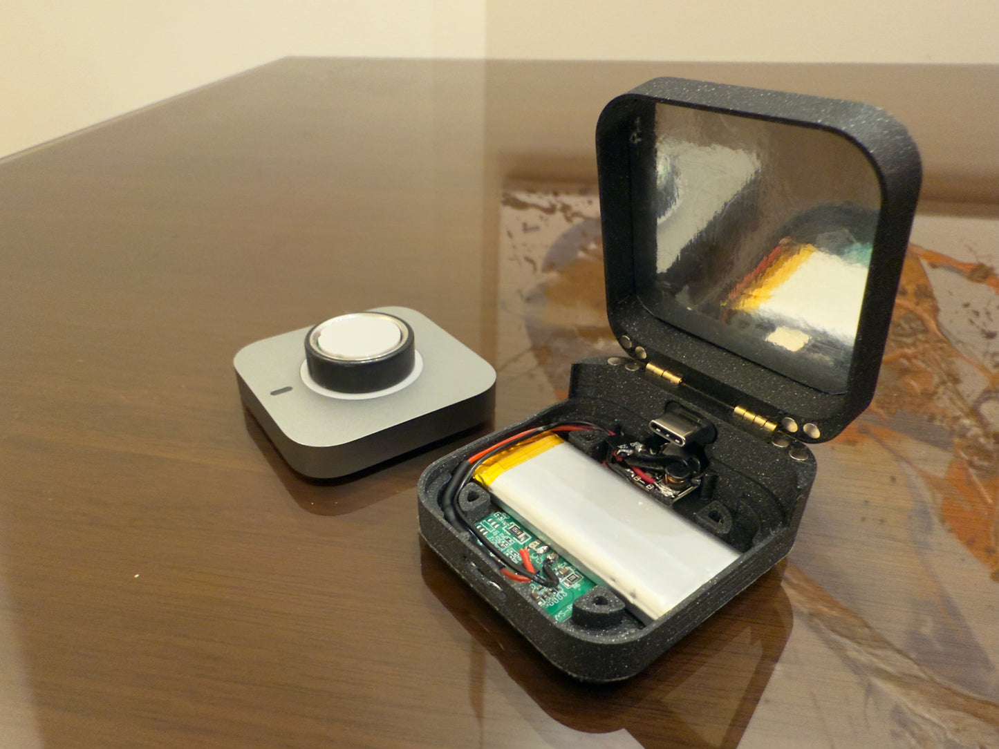 The λλ Nomad: Portable Power for Your Oura (Pre-Order)